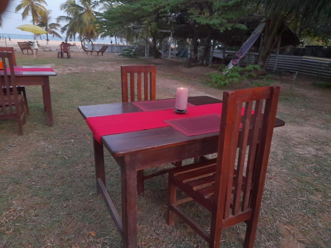 Baden Beach Hotel Kalkudah  Exteriör bild