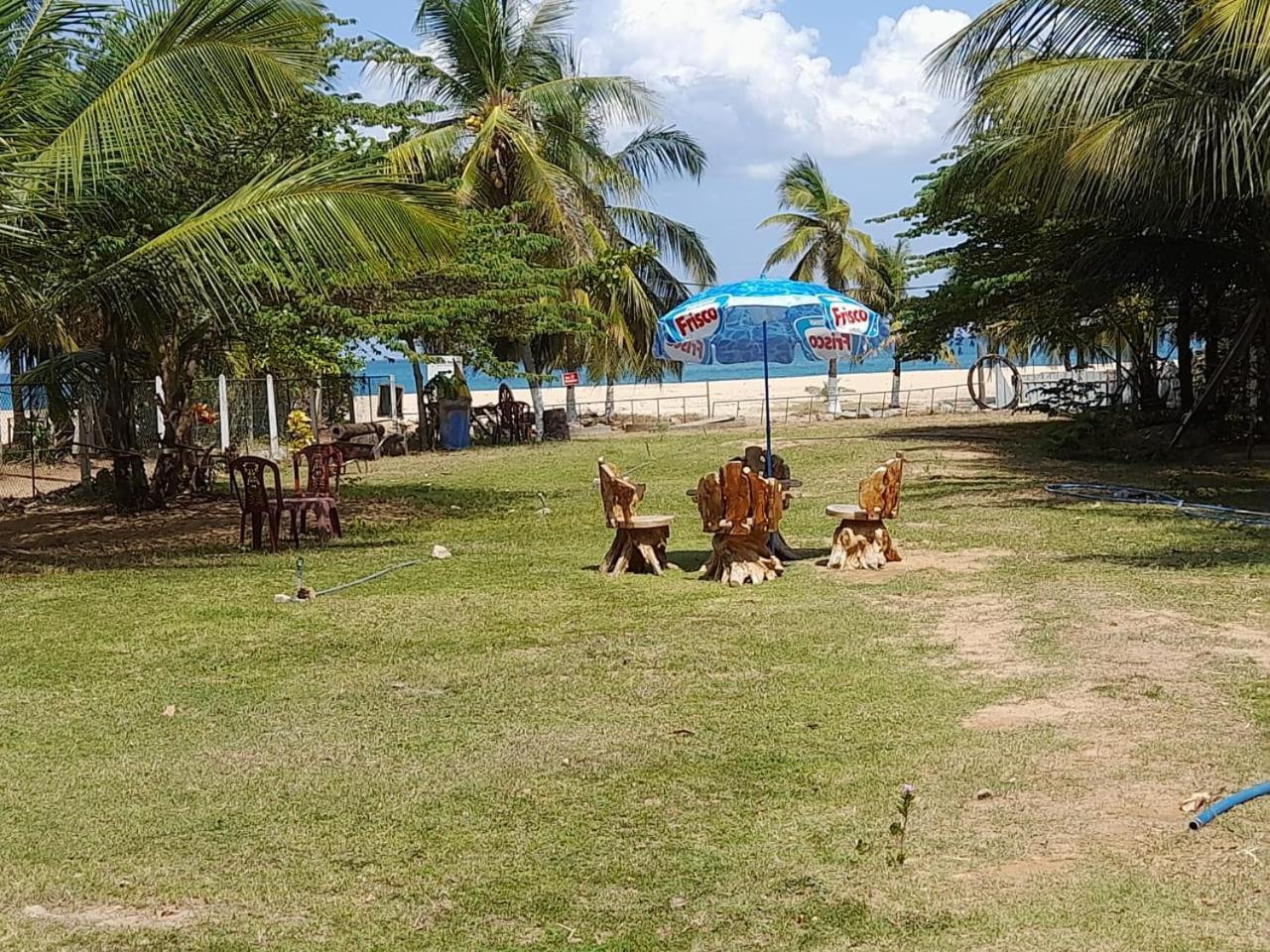 Baden Beach Hotel Kalkudah  Exteriör bild
