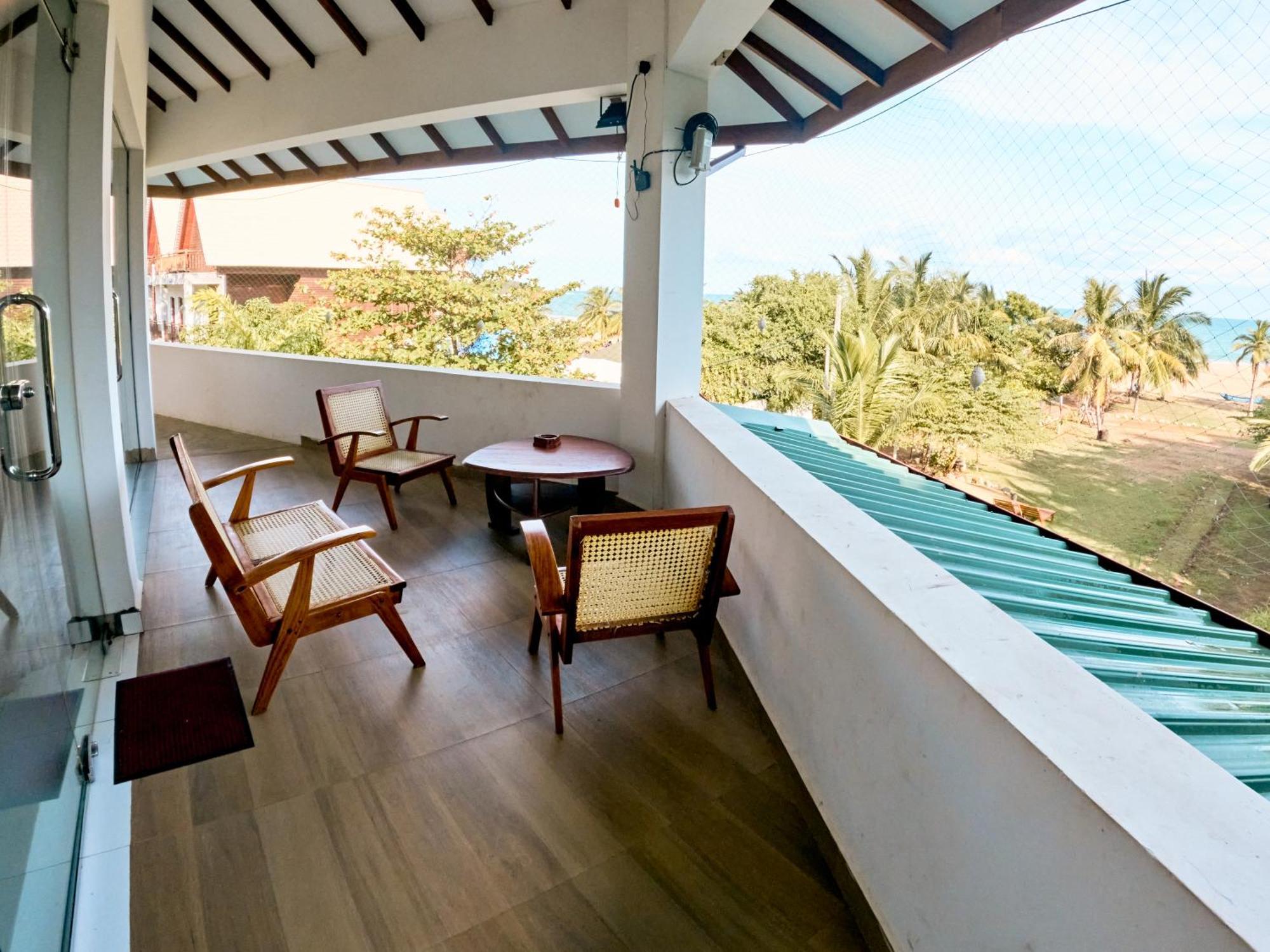 Baden Beach Hotel Kalkudah  Exteriör bild