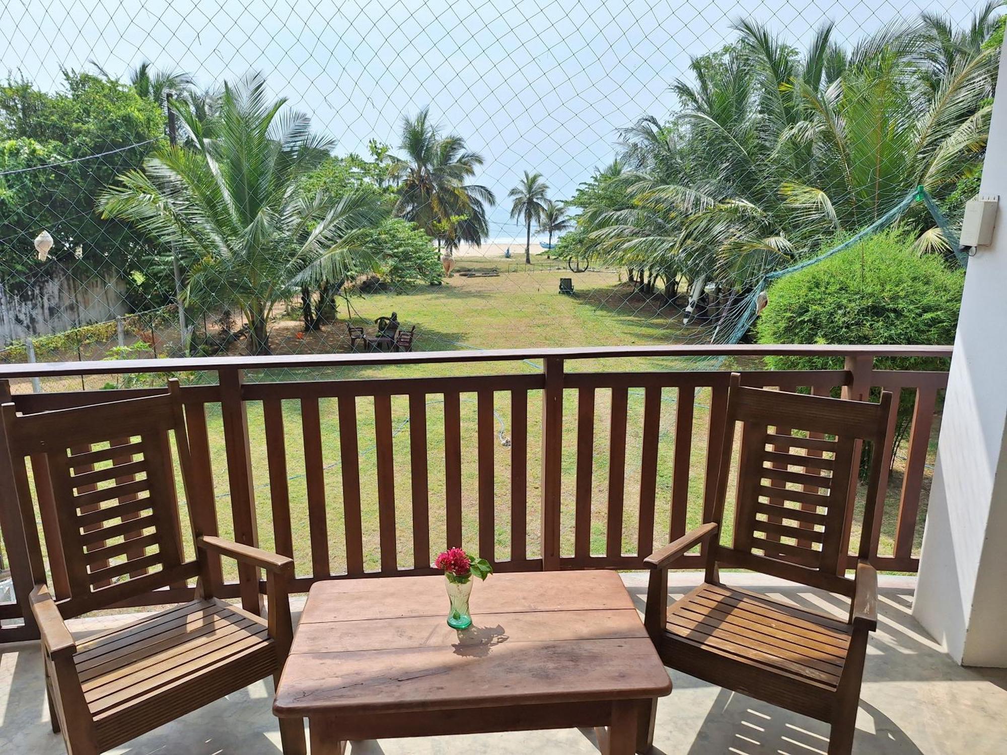 Baden Beach Hotel Kalkudah  Exteriör bild